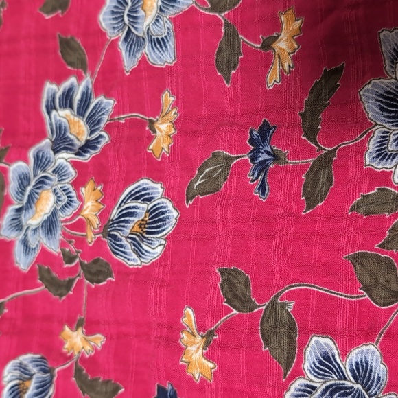 Sleeveless pink floral top 🌺 light and airy - Picture 2 of 11